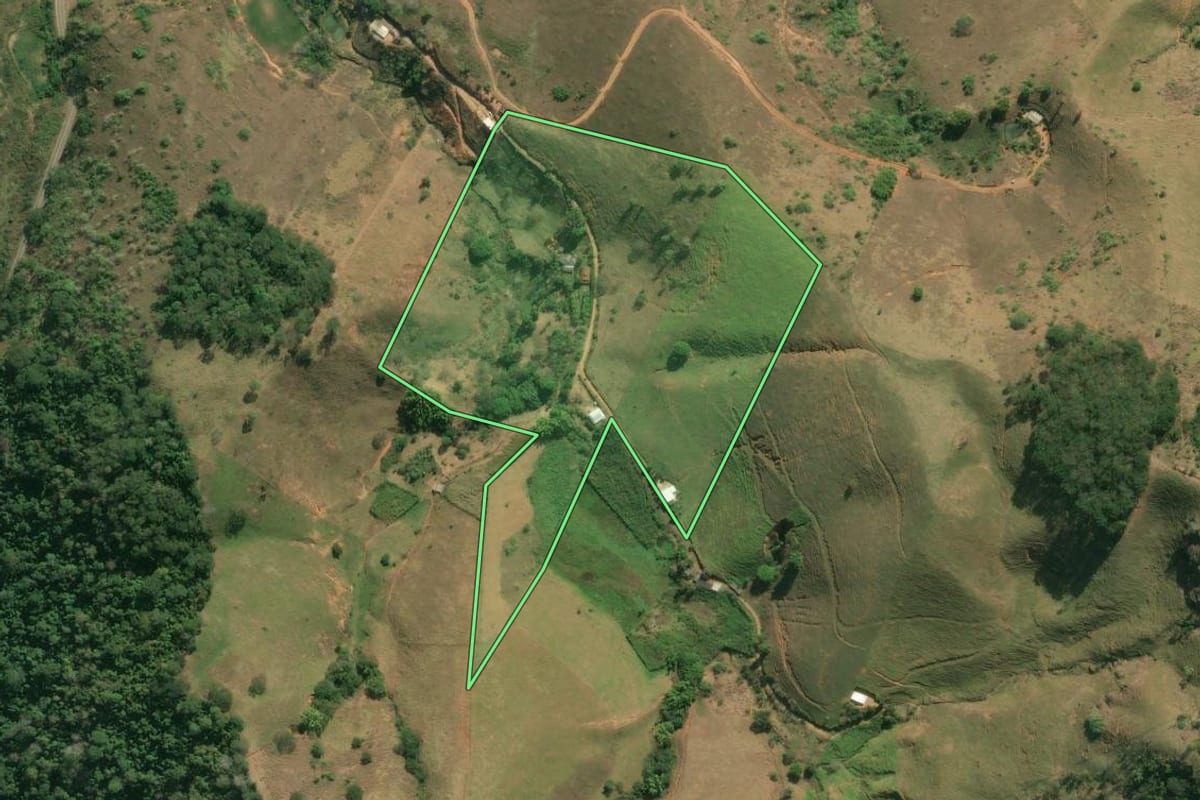Imagem de satélite do imóvel rural em Natividade (RJ), com o contorno declarado no CAR desenhado por cima.