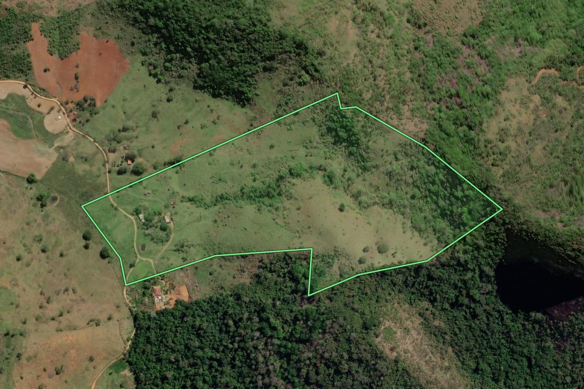 Imagem de satélite do imóvel rural em Natividade (RJ), com o contorno declarado no CAR desenhado por cima.
