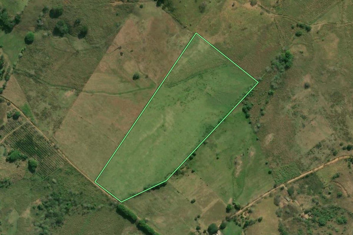 Imagem de satélite do imóvel rural em Natividade (RJ), com o contorno declarado no CAR desenhado por cima.