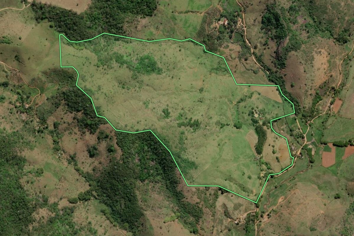 Imagem de satélite do imóvel rural em Natividade (RJ), com o contorno declarado no CAR desenhado por cima.
