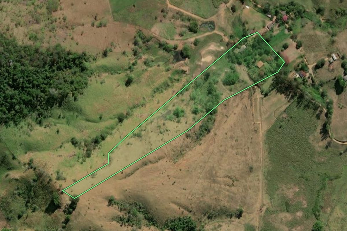 Imagem de satélite do imóvel rural em Natividade (RJ), com o contorno declarado no CAR desenhado por cima.