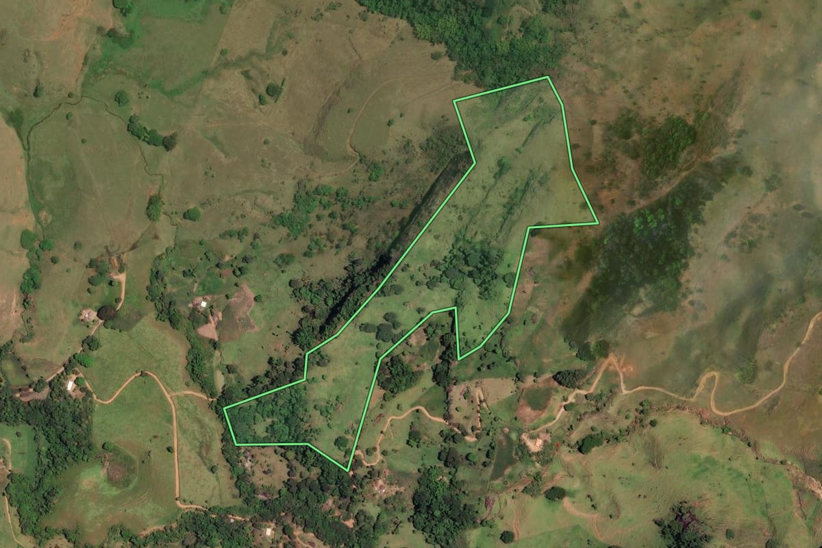 Imagem de satélite do imóvel rural em Natividade (RJ), com o contorno declarado no CAR desenhado por cima.