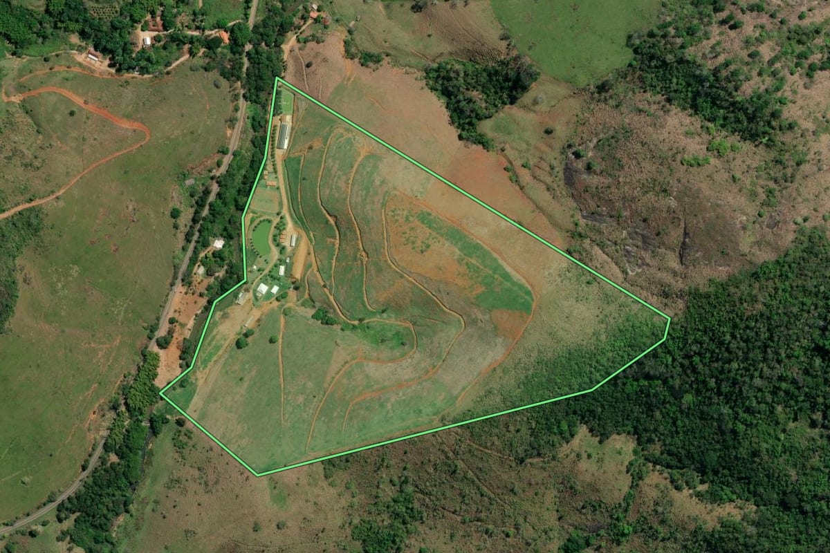 Imagem de satélite do imóvel rural em Natividade (RJ), com o contorno declarado no CAR desenhado por cima.