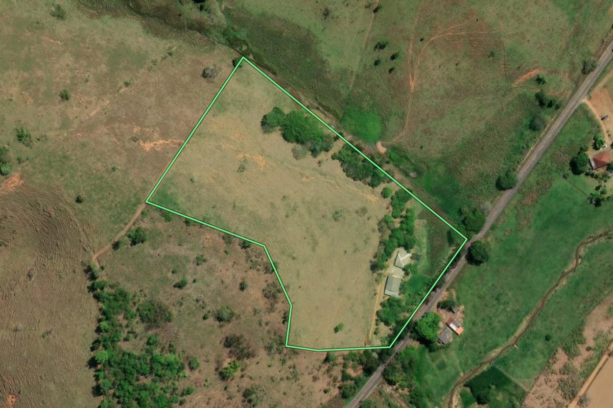 Imagem de satélite do imóvel rural em Natividade (RJ), com o contorno declarado no CAR desenhado por cima.