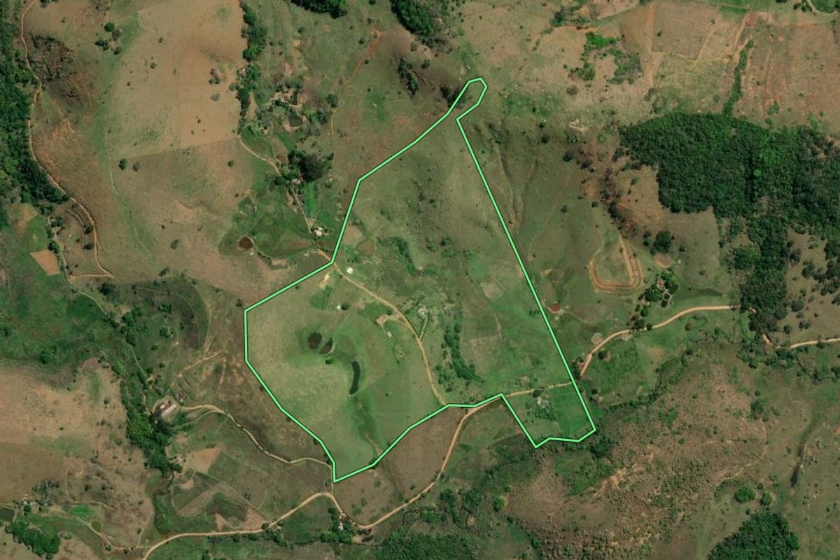 Imagem de satélite do imóvel rural em Natividade (RJ), com o contorno declarado no CAR desenhado por cima.