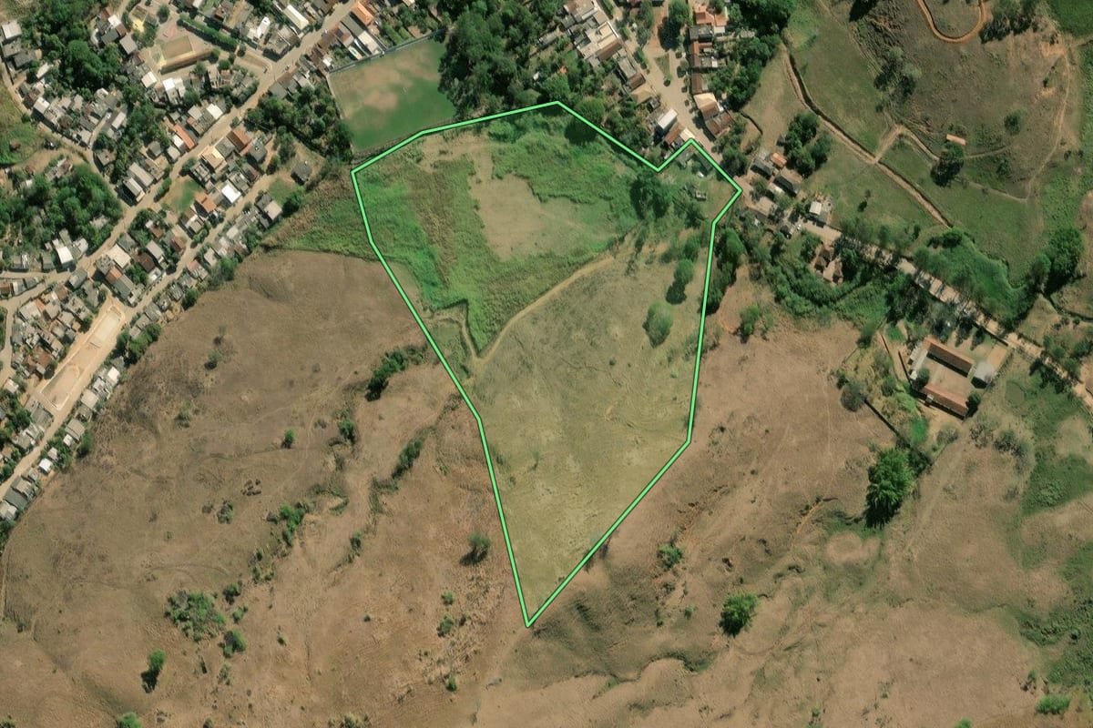 Imagem de satélite do imóvel rural em Natividade (RJ), com o contorno declarado no CAR desenhado por cima.
