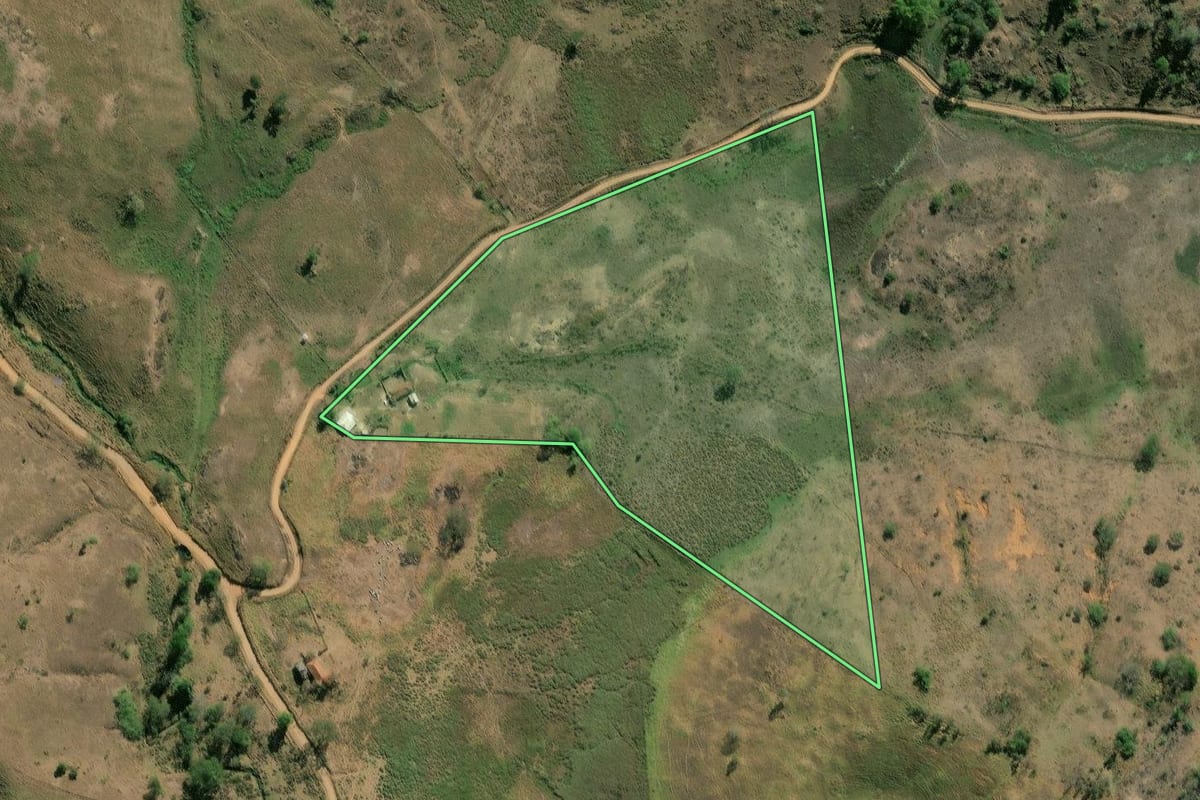 Imagem de satélite do imóvel rural em Natividade (RJ), com o contorno declarado no CAR desenhado por cima.