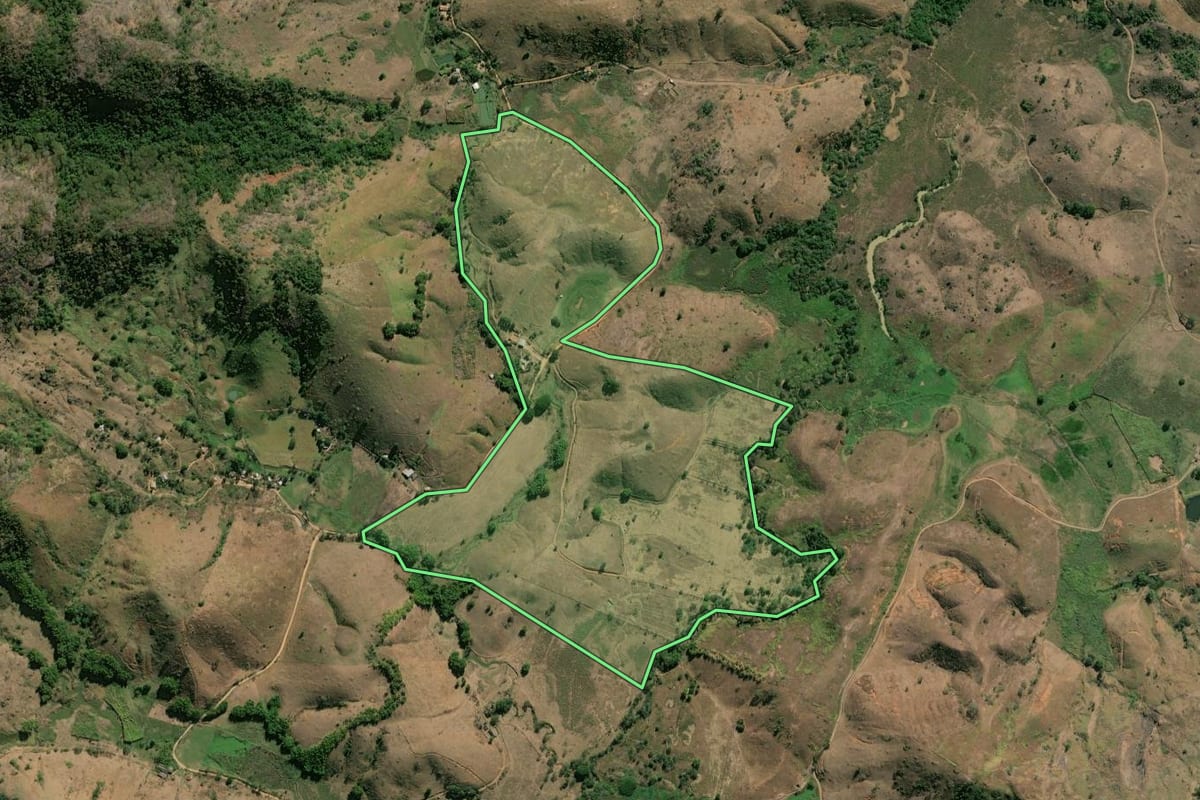 Imagem de satélite do imóvel rural em Natividade (RJ), com o contorno declarado no CAR desenhado por cima.