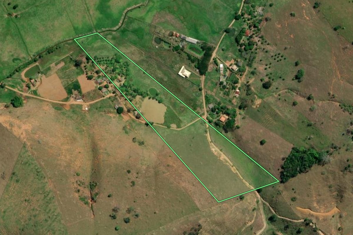 Imagem de satélite do imóvel rural em Natividade (RJ), com o contorno declarado no CAR desenhado por cima.