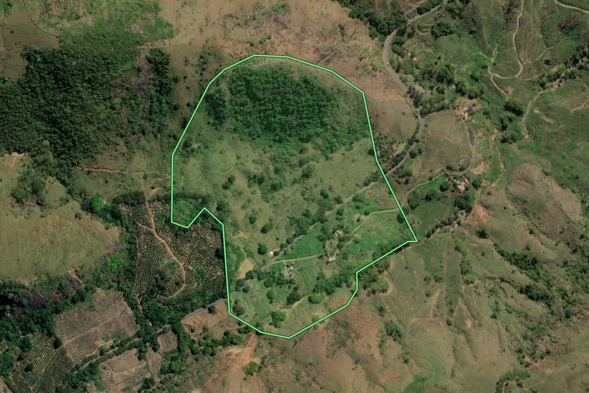 Imagem de satélite do imóvel rural em Natividade (RJ), com o contorno declarado no CAR desenhado por cima.