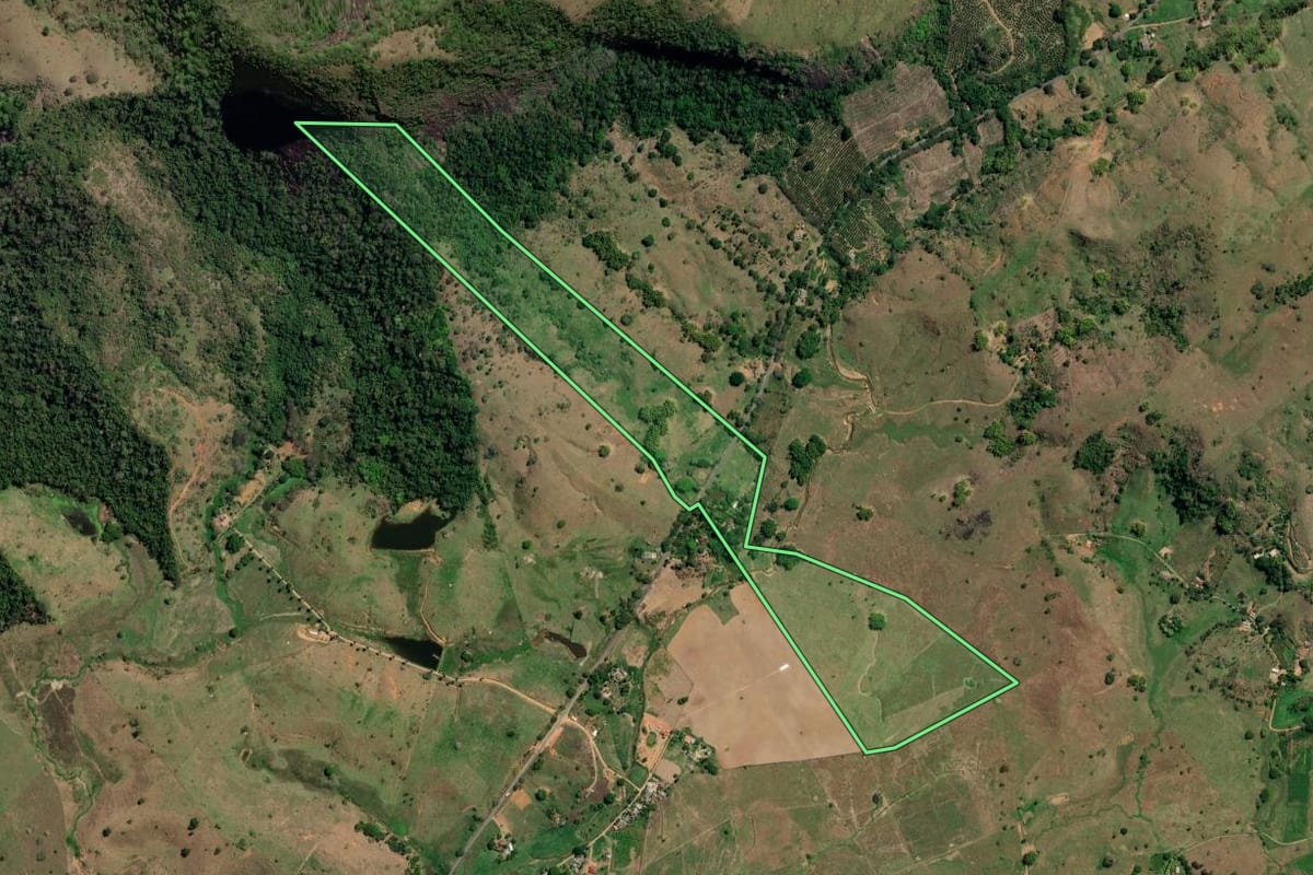 Imagem de satélite do imóvel rural em Natividade (RJ), com o contorno declarado no CAR desenhado por cima.