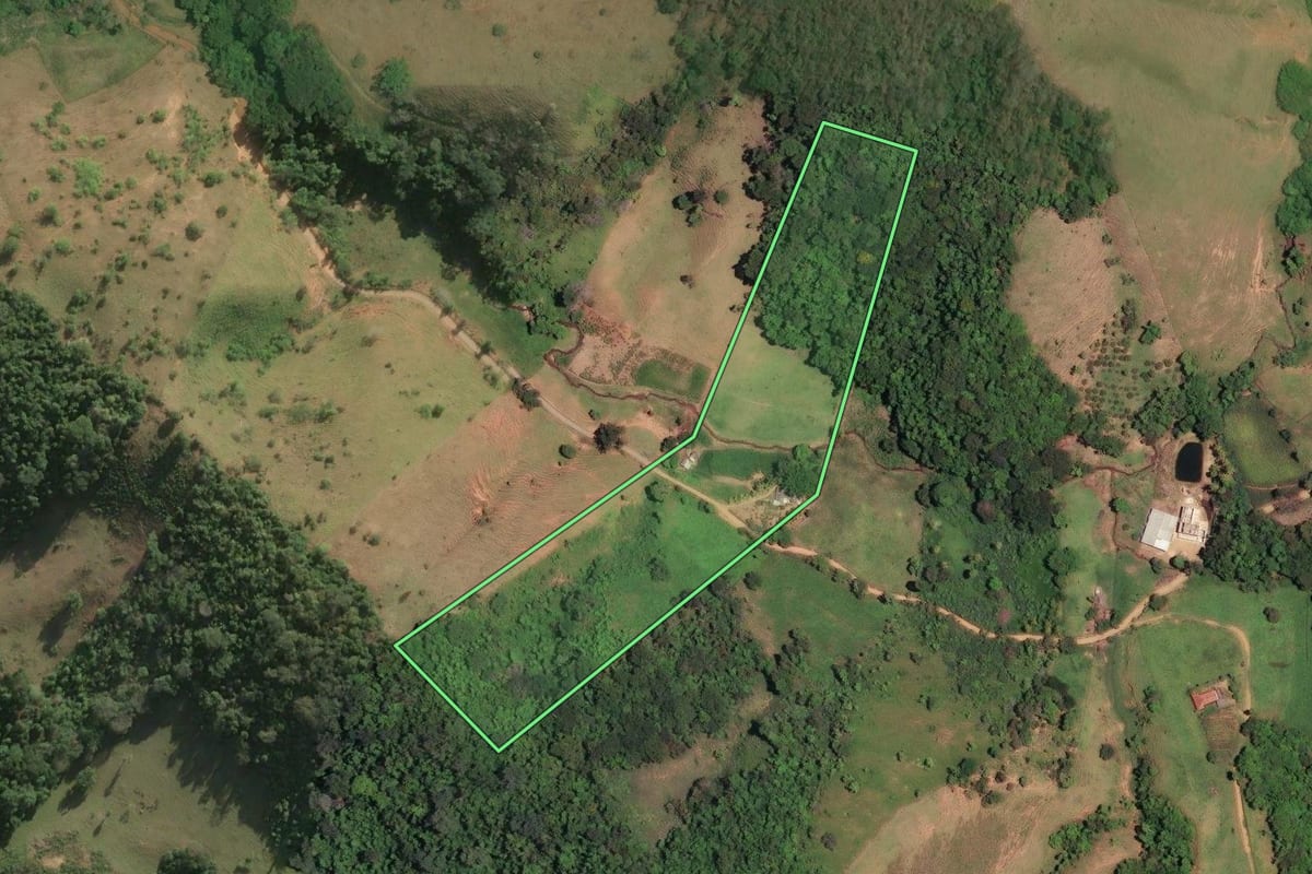 Imagem de satélite do imóvel rural em Natividade (RJ), com o contorno declarado no CAR desenhado por cima.