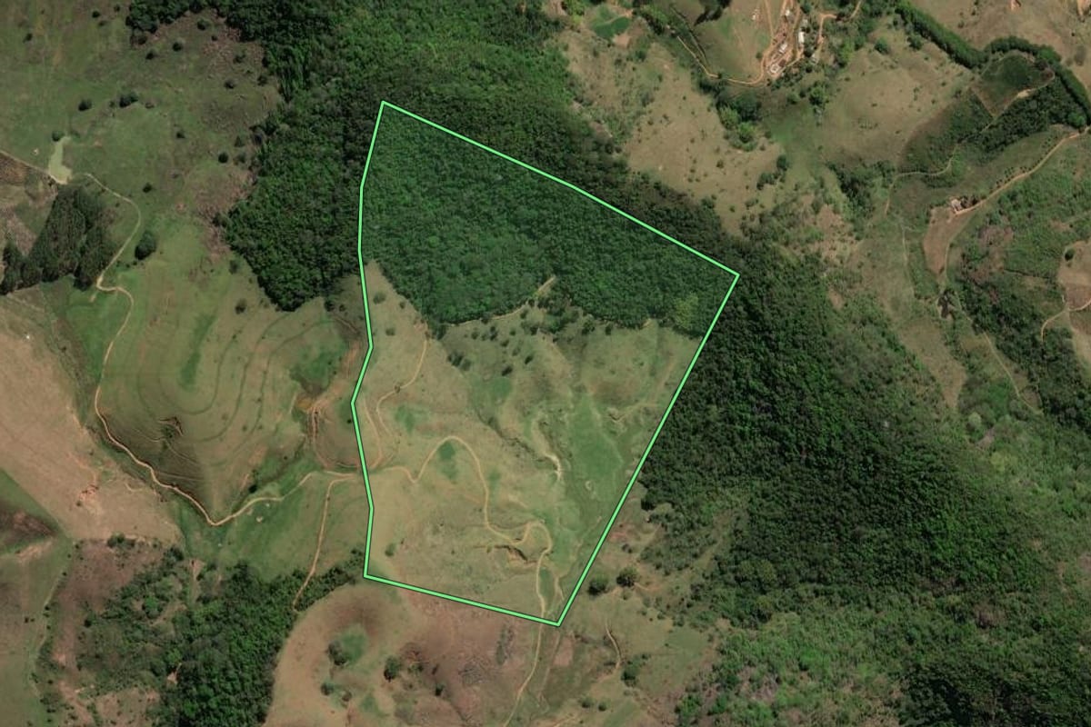Imagem de satélite do imóvel rural em Natividade (RJ), com o contorno declarado no CAR desenhado por cima.