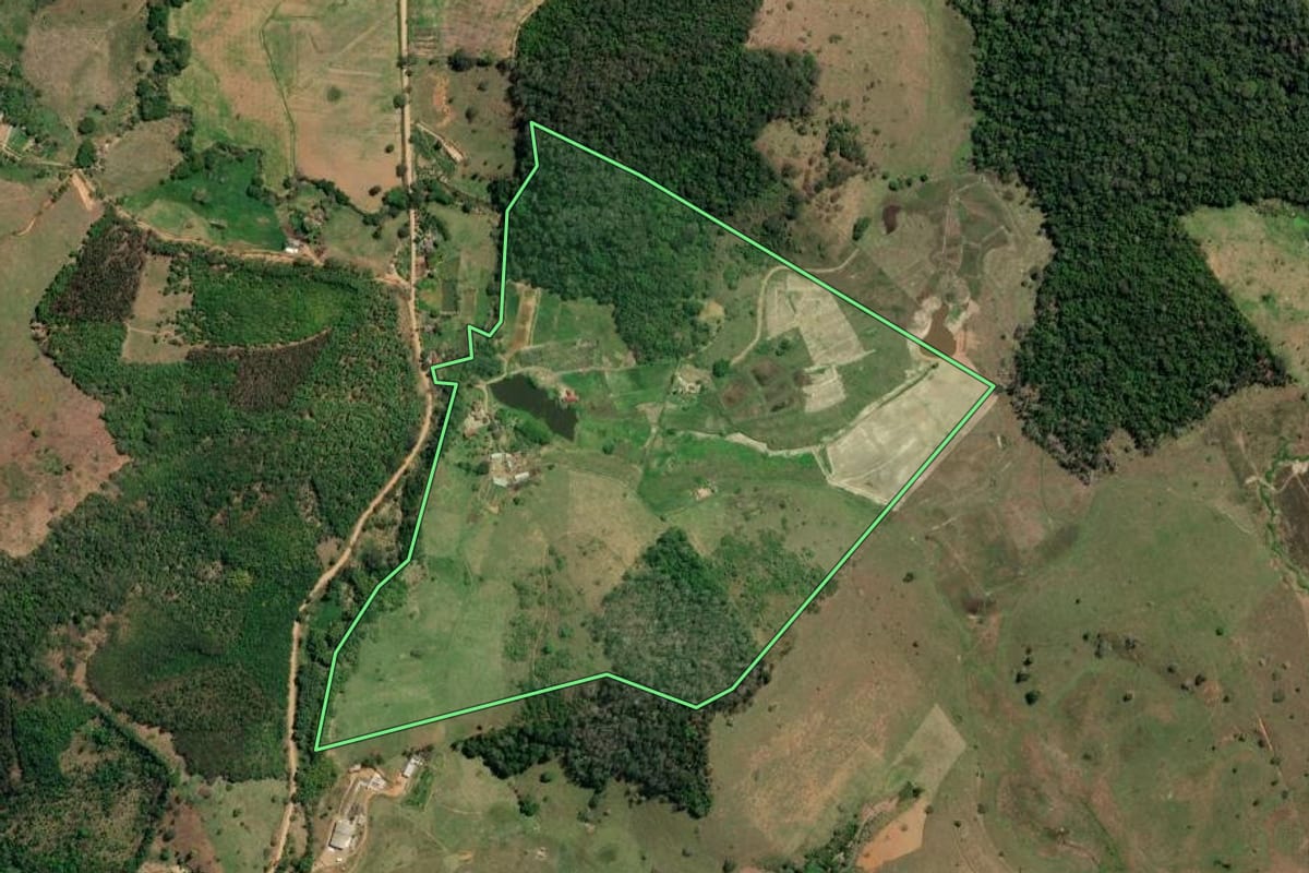 Imagem de satélite do imóvel rural em Natividade (RJ), com o contorno declarado no CAR desenhado por cima.