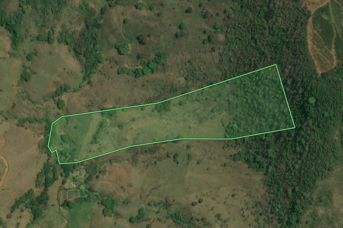 Imagem de satélite do imóvel rural em Natividade (RJ), com o contorno declarado no CAR desenhado por cima.