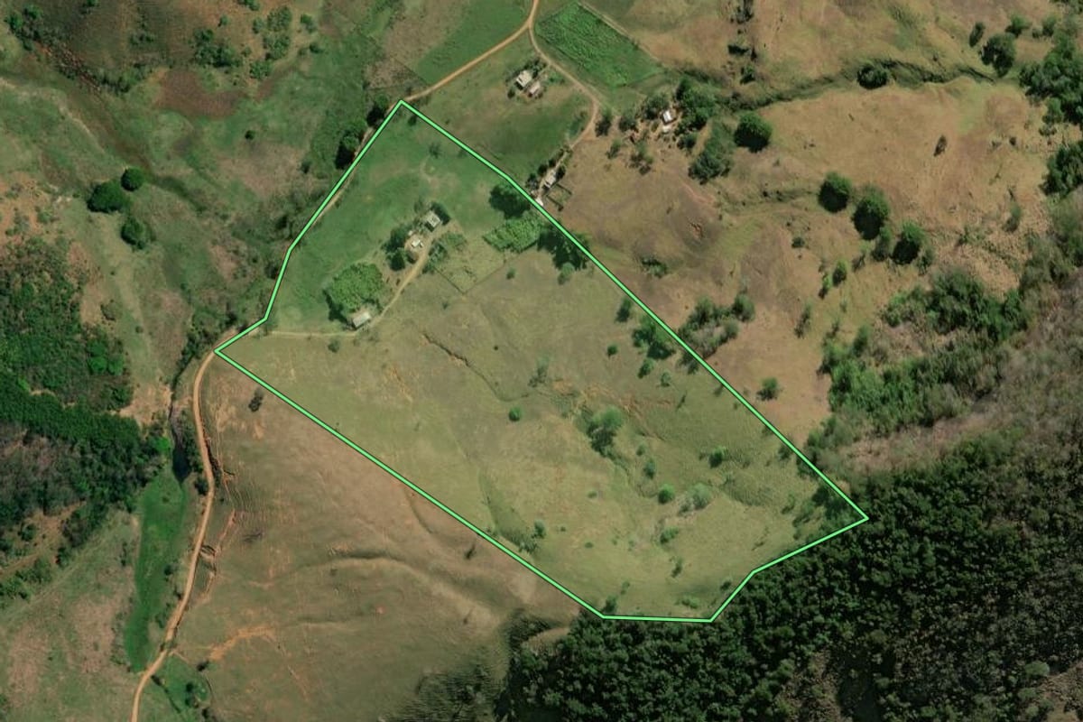 Imagem de satélite do imóvel rural em Natividade (RJ), com o contorno declarado no CAR desenhado por cima.
