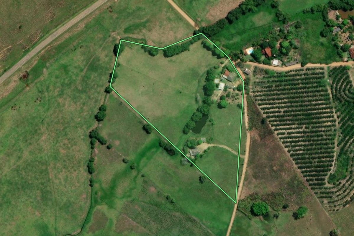 Imagem de satélite do imóvel rural em Natividade (RJ), com o contorno declarado no CAR desenhado por cima.