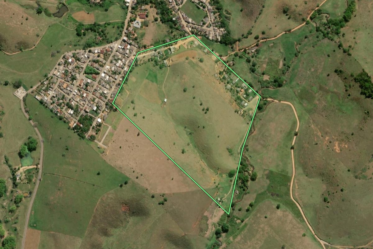 Imagem de satélite do imóvel rural em Natividade (RJ), com o contorno declarado no CAR desenhado por cima.
