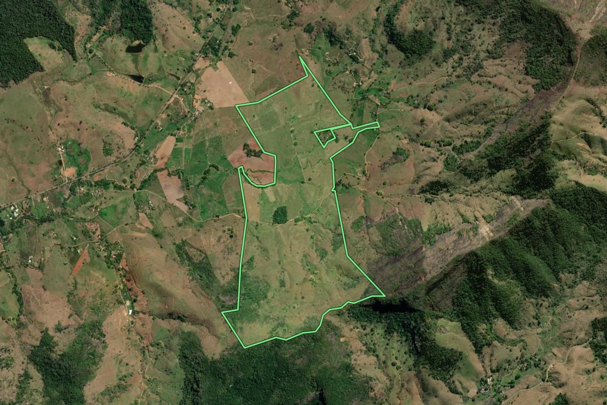 Imagem de satélite do imóvel rural em Natividade (RJ), com o contorno declarado no CAR desenhado por cima.