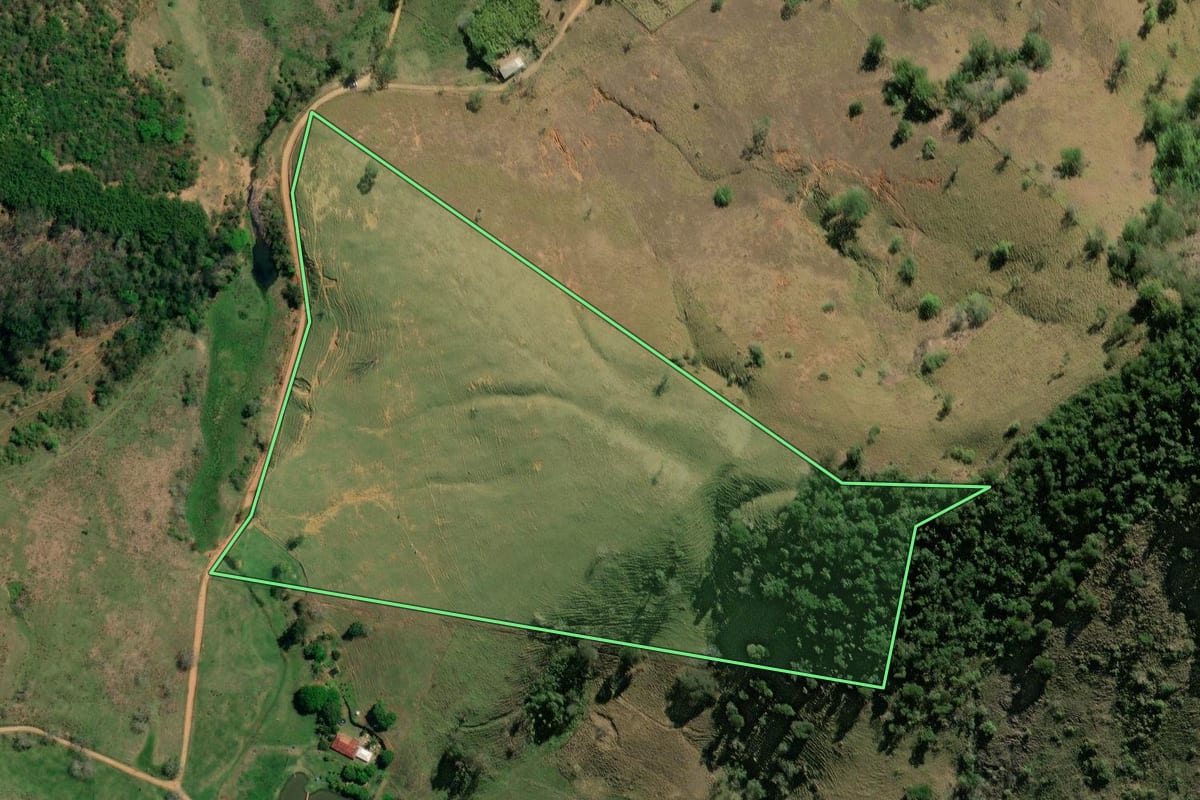 Imagem de satélite do imóvel rural em Natividade (RJ), com o contorno declarado no CAR desenhado por cima.