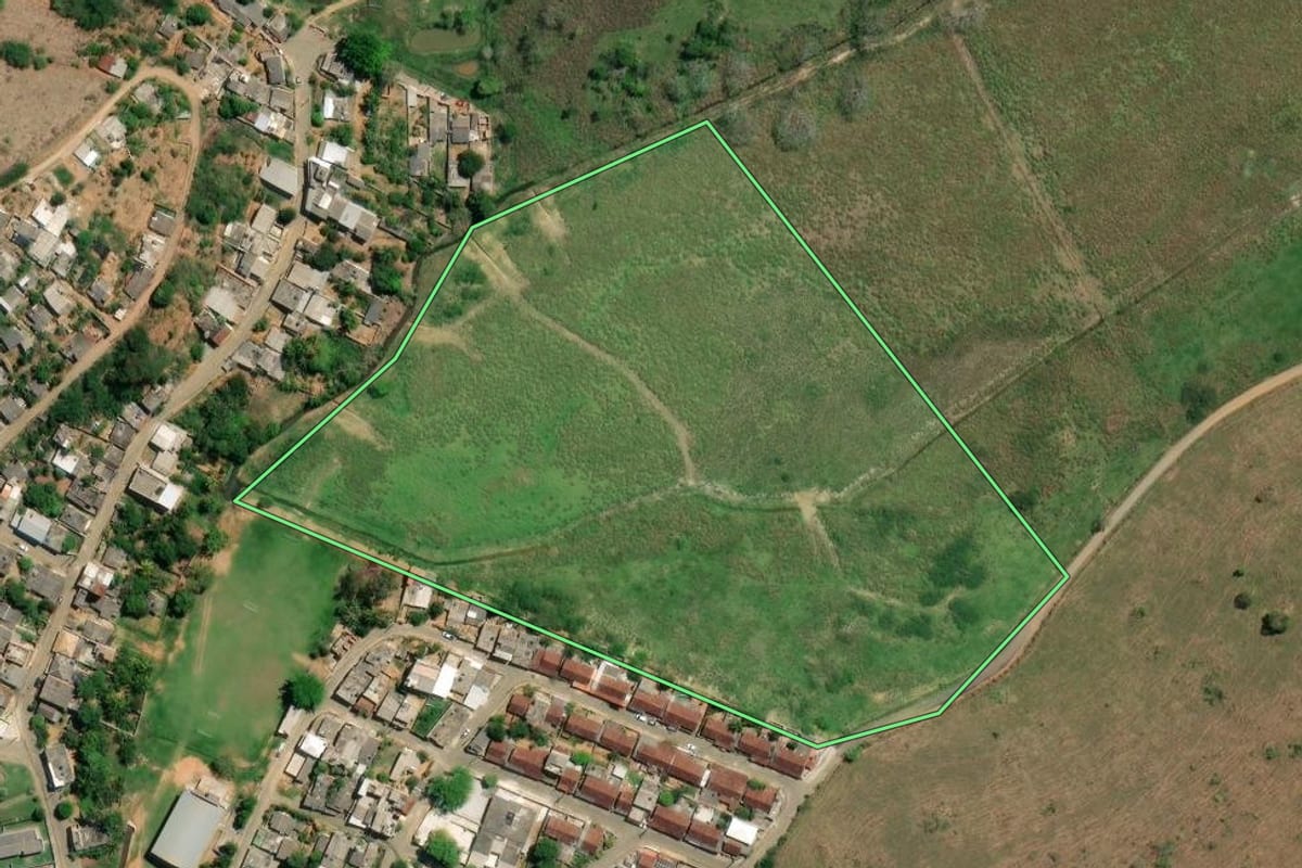 Imagem de satélite do imóvel rural em Natividade (RJ), com o contorno declarado no CAR desenhado por cima.
