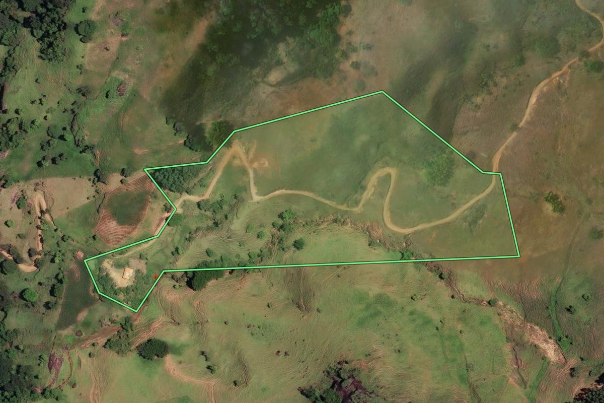 Imagem de satélite do imóvel rural em Natividade (RJ), com o contorno declarado no CAR desenhado por cima.