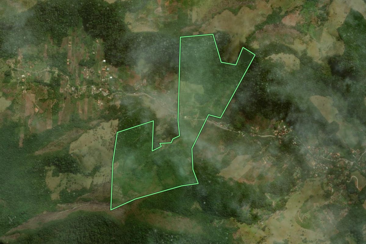 Imagem de satélite do imóvel rural em Nova Friburgo (RJ), com o contorno declarado no CAR desenhado por cima.