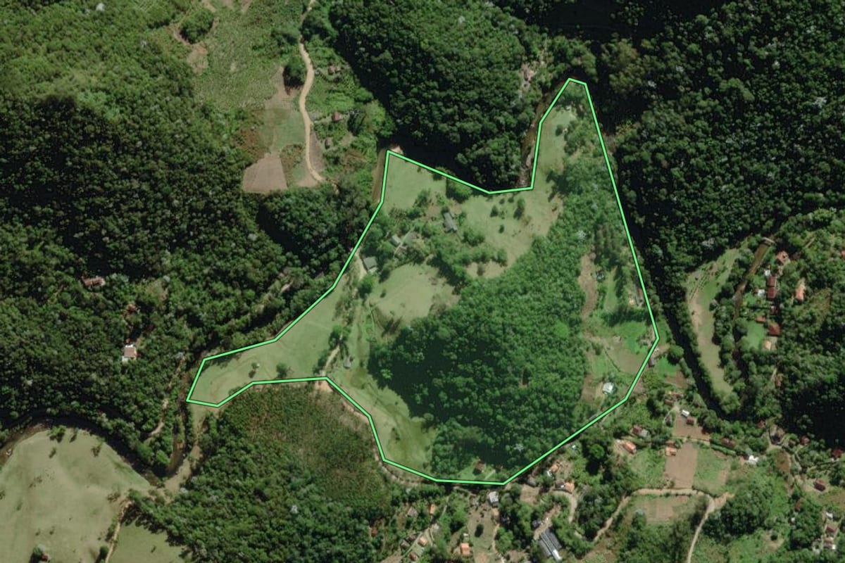 Imagem de satélite do imóvel rural em Nova Friburgo (RJ), com o contorno declarado no CAR desenhado por cima.
