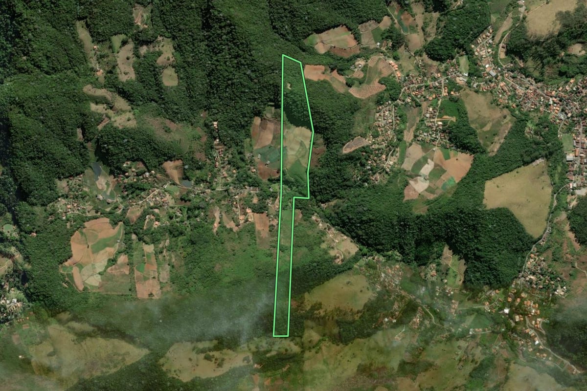 Imagem de satélite do imóvel rural em Nova Friburgo (RJ), com o contorno declarado no CAR desenhado por cima.