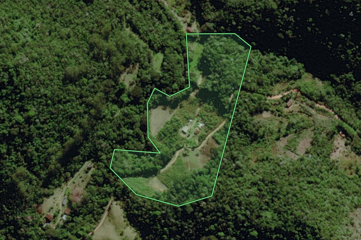 Imagem de satélite do imóvel rural em Nova Friburgo (RJ), com o contorno declarado no CAR desenhado por cima.