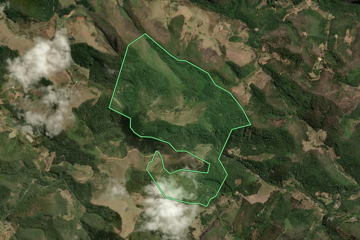 Imagem de satélite do imóvel rural em Nova Friburgo (RJ), com o contorno declarado no CAR desenhado por cima.