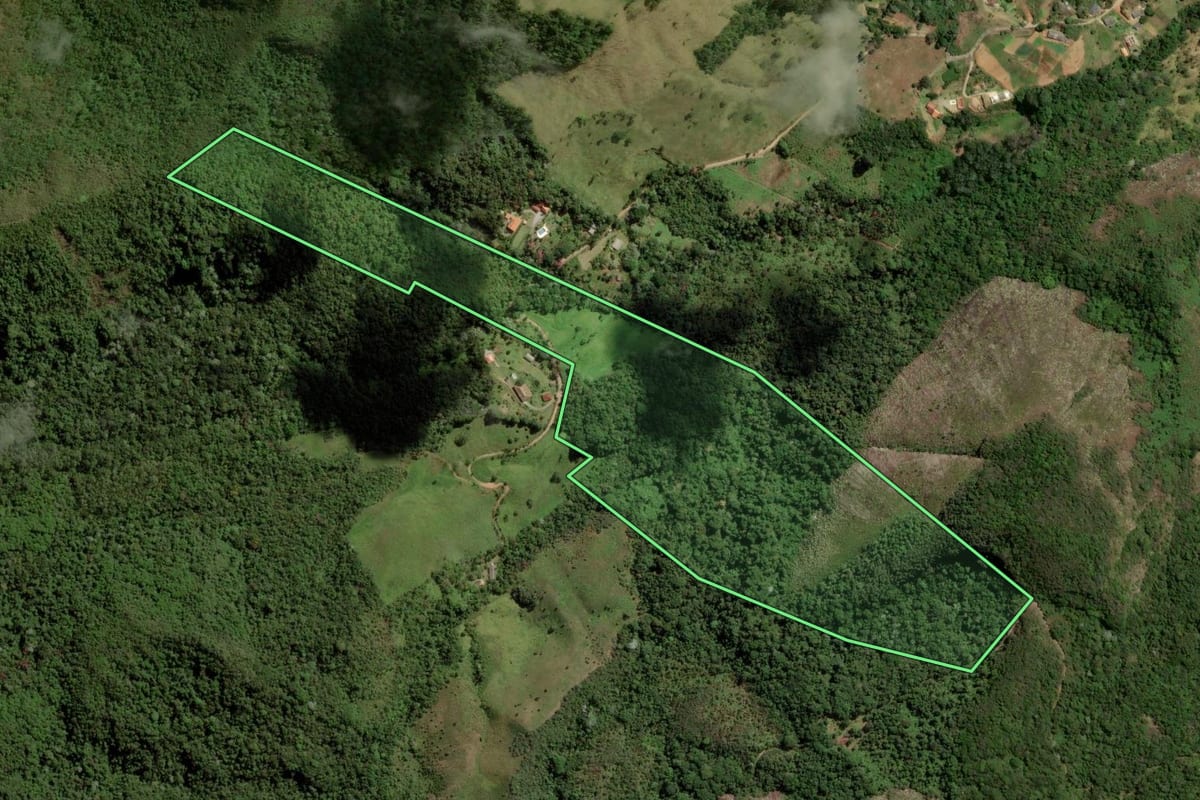 Imagem de satélite do imóvel rural em Nova Friburgo (RJ), com o contorno declarado no CAR desenhado por cima.