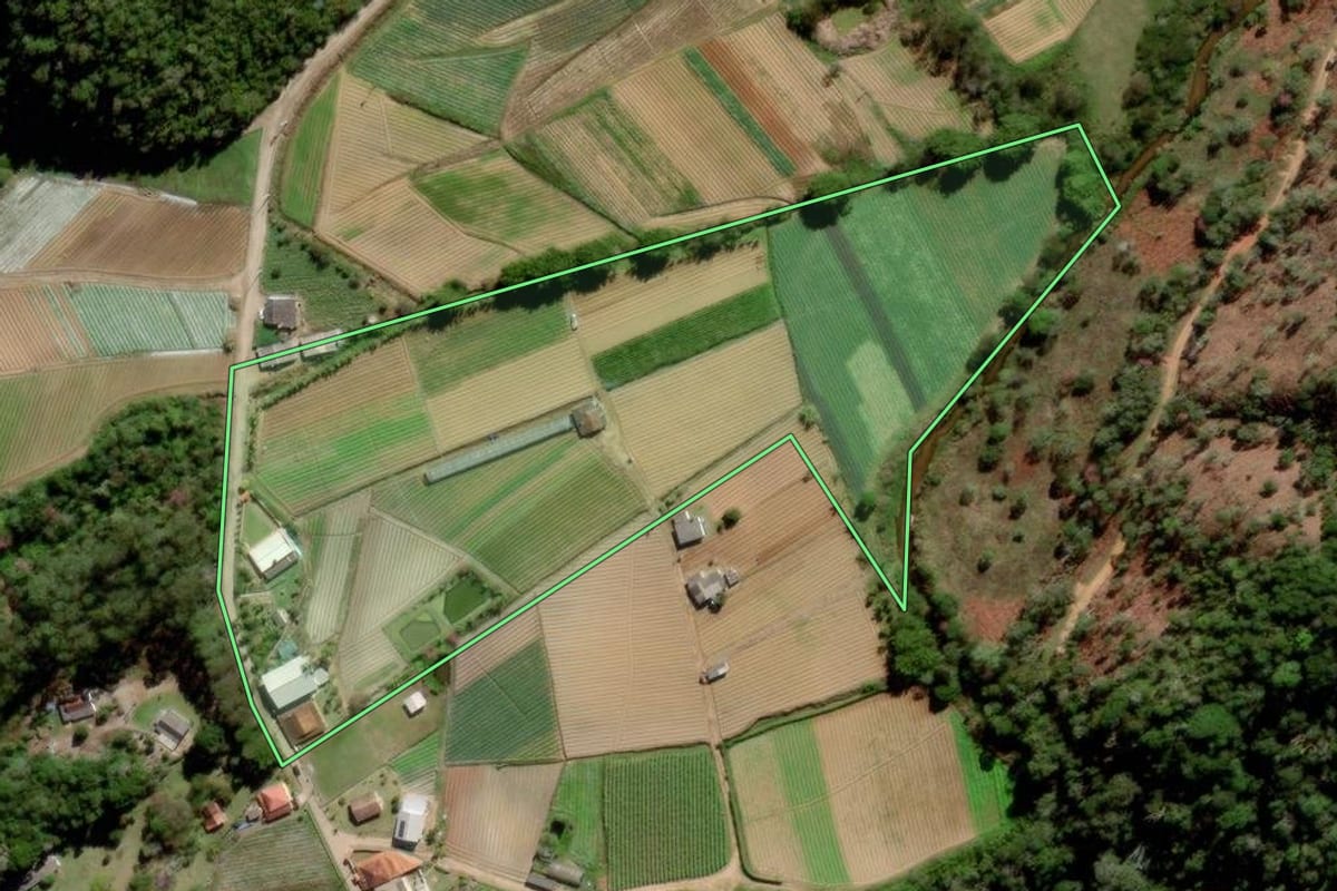 Imagem de satélite do imóvel rural em Nova Friburgo (RJ), com o contorno declarado no CAR desenhado por cima.