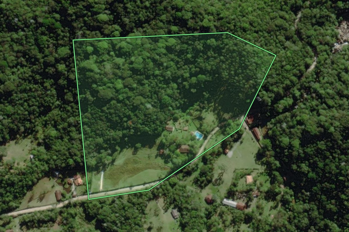 Imagem de satélite do imóvel rural em Nova Friburgo (RJ), com o contorno declarado no CAR desenhado por cima.