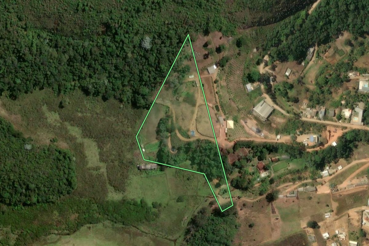 Imagem de satélite do imóvel rural em Nova Friburgo (RJ), com o contorno declarado no CAR desenhado por cima.