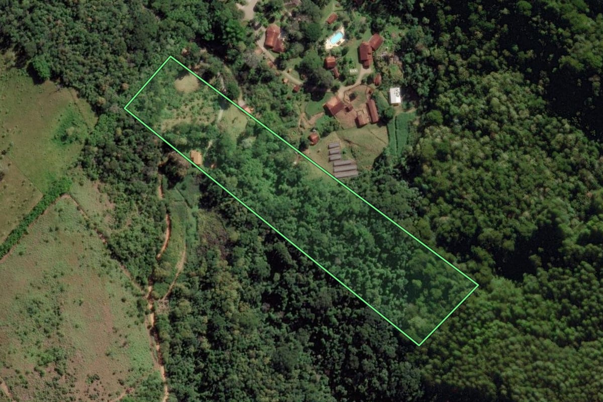Imagem de satélite do imóvel rural em Nova Friburgo (RJ), com o contorno declarado no CAR desenhado por cima.