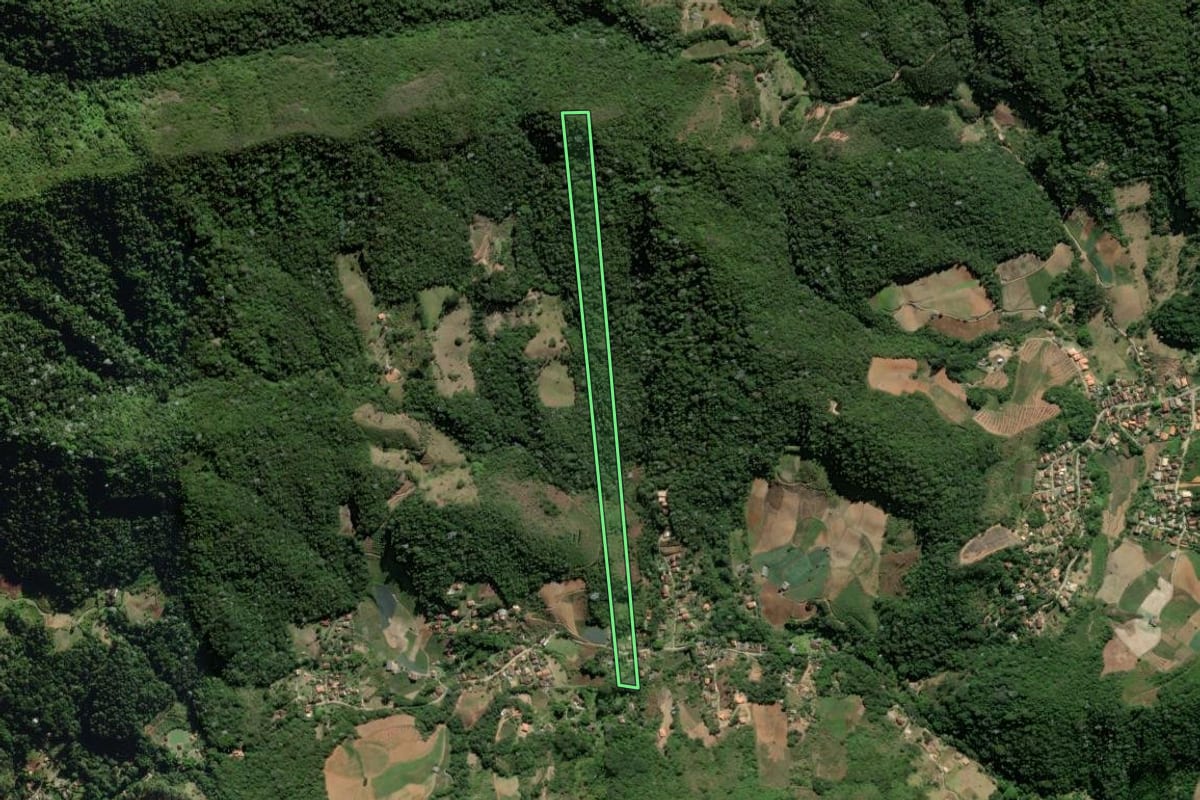 Imagem de satélite do imóvel rural em Nova Friburgo (RJ), com o contorno declarado no CAR desenhado por cima.