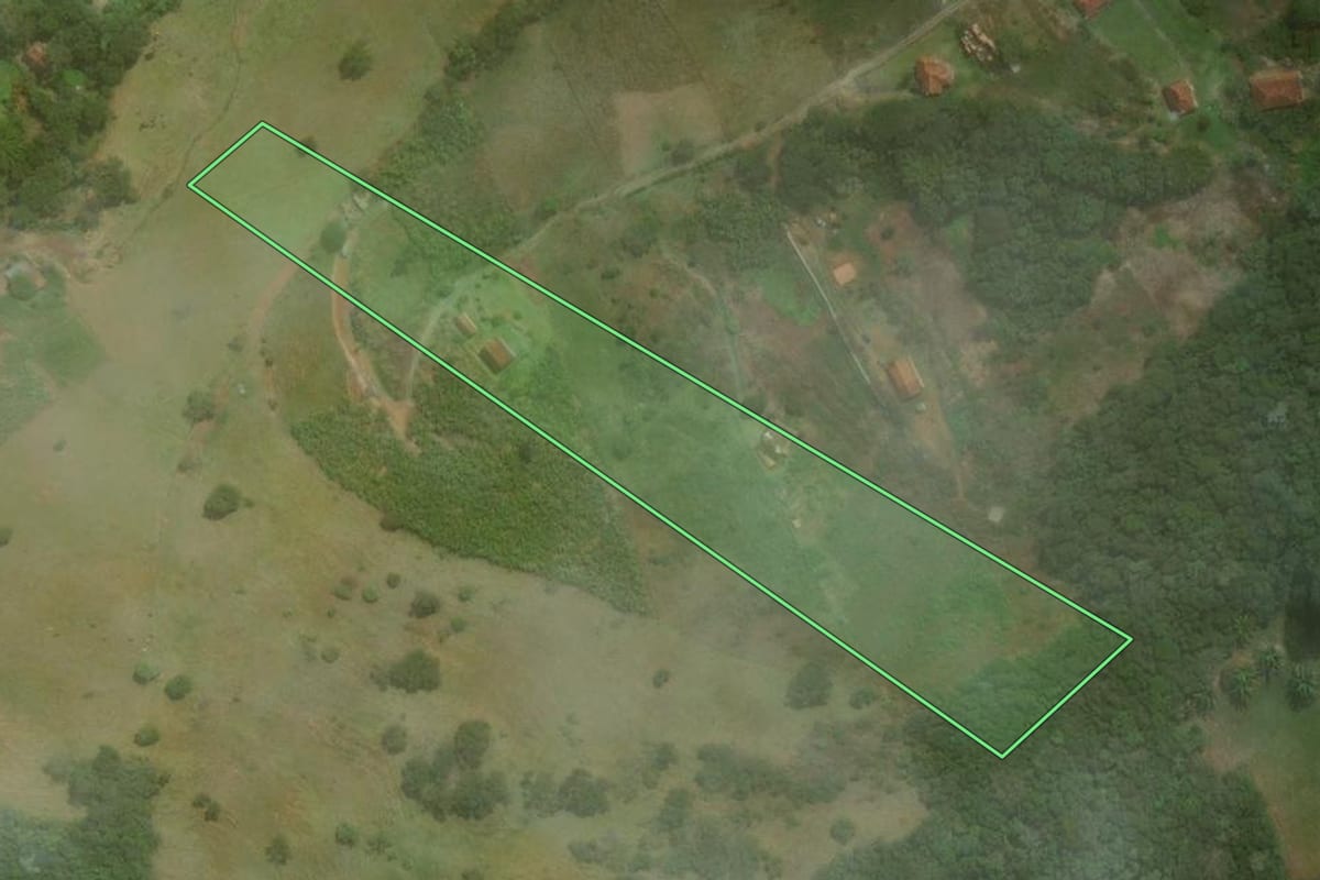 Imagem de satélite do imóvel rural em Nova Friburgo (RJ), com o contorno declarado no CAR desenhado por cima.