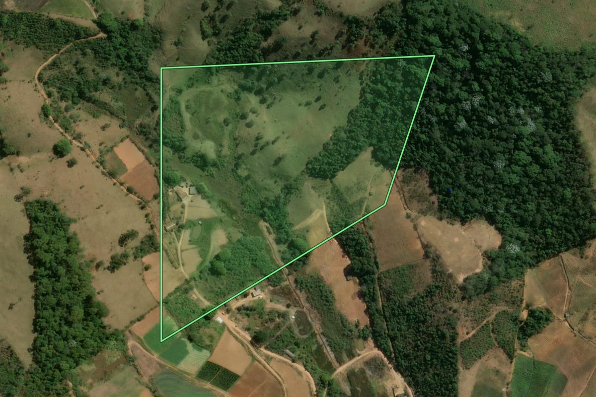 Imagem de satélite do imóvel rural em Nova Friburgo (RJ), com o contorno declarado no CAR desenhado por cima.