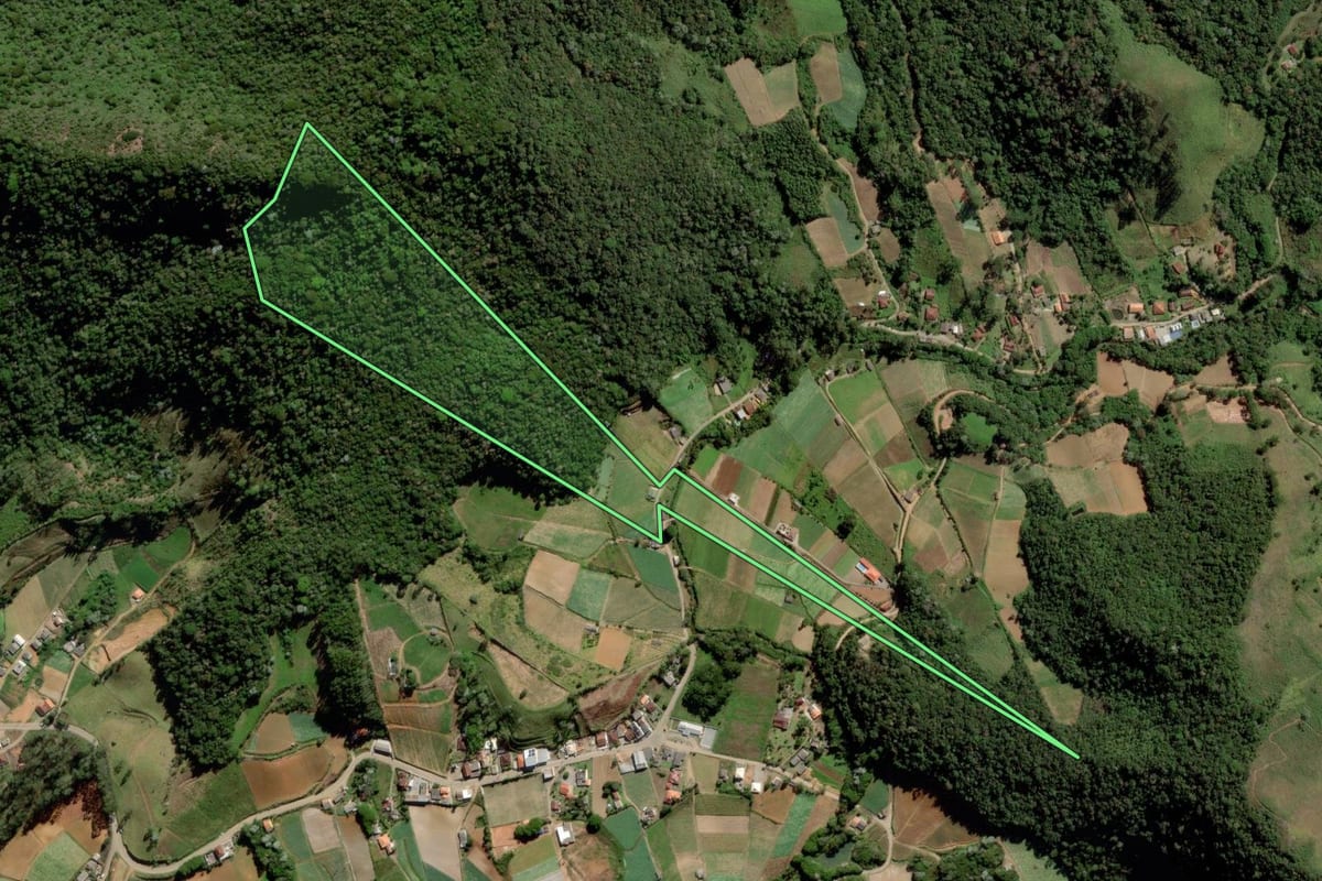 Imagem de satélite do imóvel rural em Nova Friburgo (RJ), com o contorno declarado no CAR desenhado por cima.