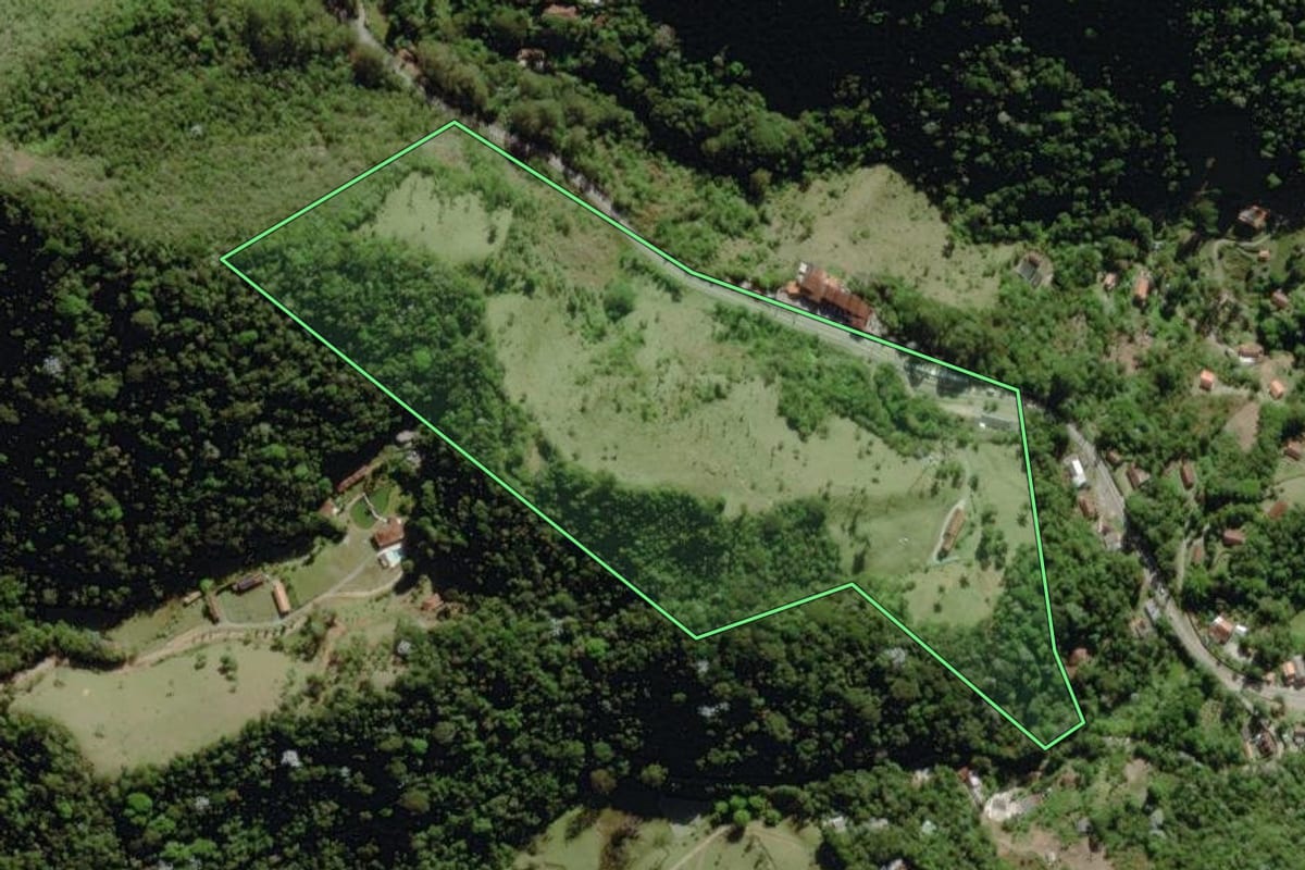 Imagem de satélite do imóvel rural em Nova Friburgo (RJ), com o contorno declarado no CAR desenhado por cima.
