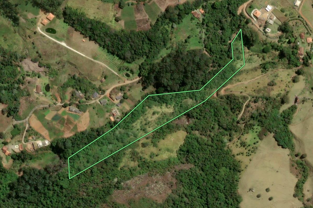 Imagem de satélite do imóvel rural em Nova Friburgo (RJ), com o contorno declarado no CAR desenhado por cima.