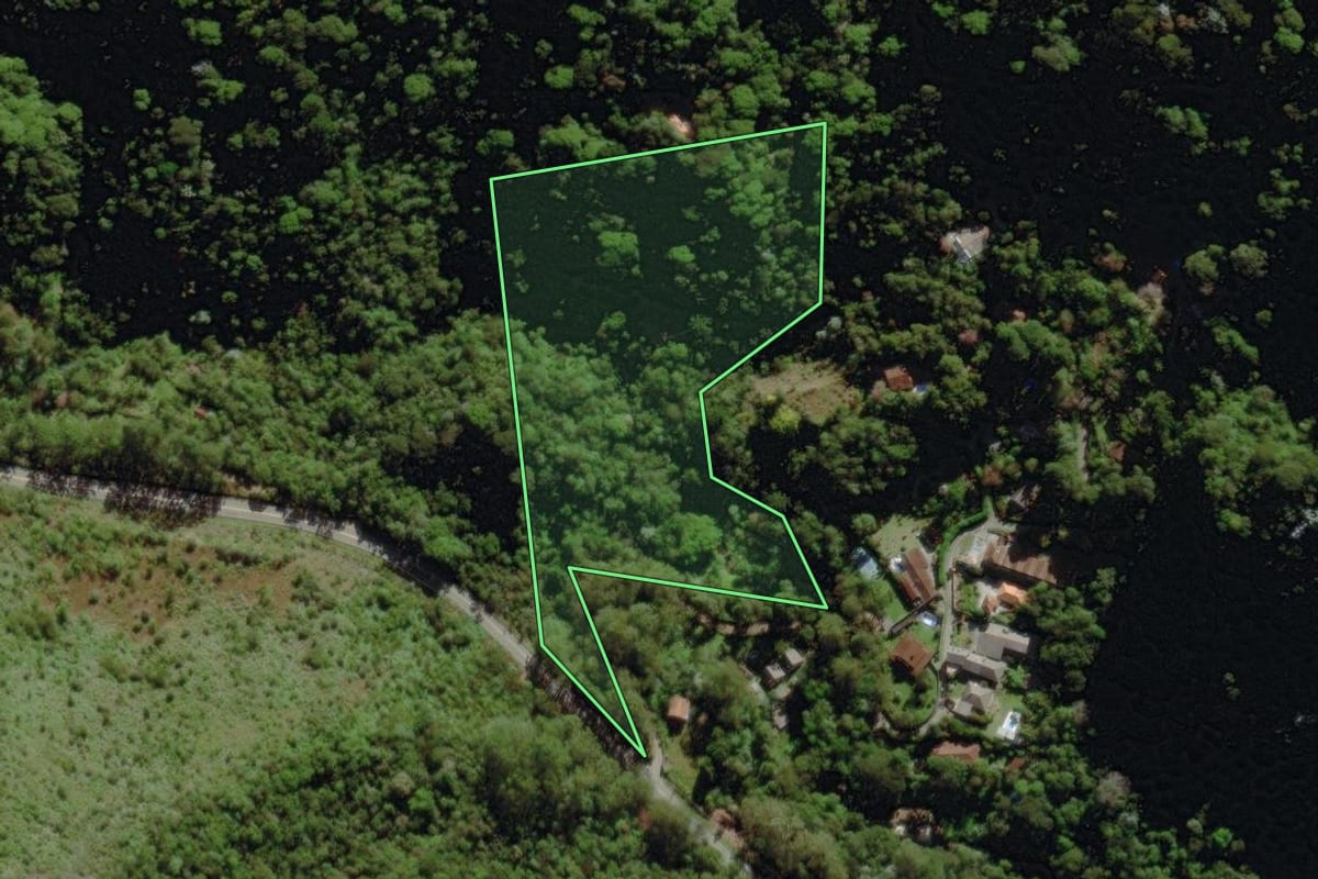 Imagem de satélite do imóvel rural em Nova Friburgo (RJ), com o contorno declarado no CAR desenhado por cima.