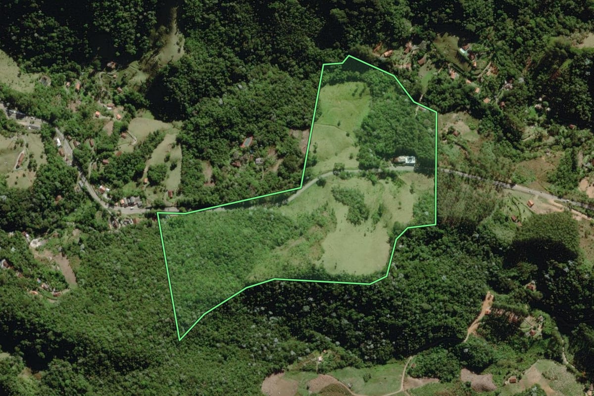 Imagem de satélite do imóvel rural em Nova Friburgo (RJ), com o contorno declarado no CAR desenhado por cima.