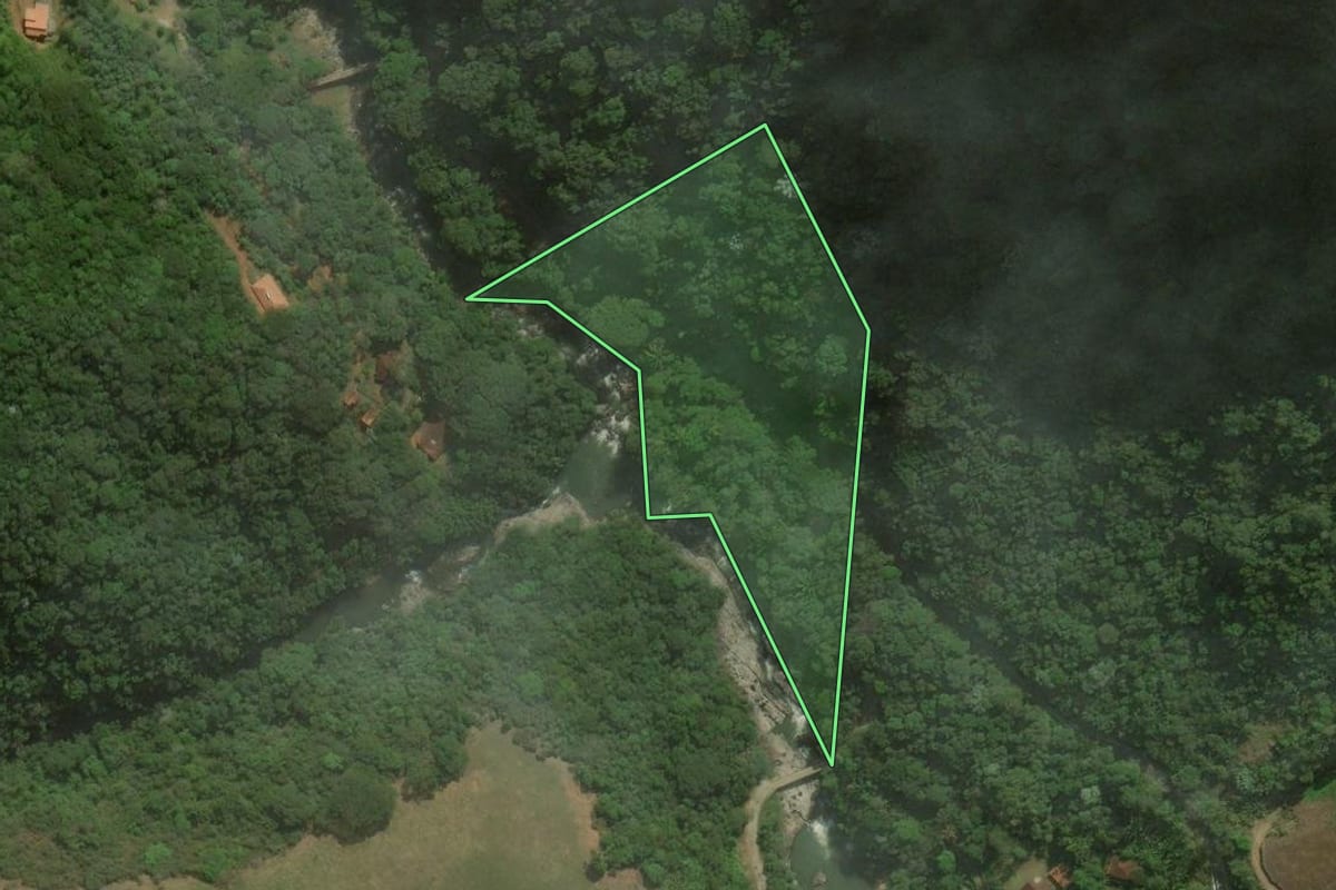 Imagem de satélite do imóvel rural em Nova Friburgo (RJ), com o contorno declarado no CAR desenhado por cima.