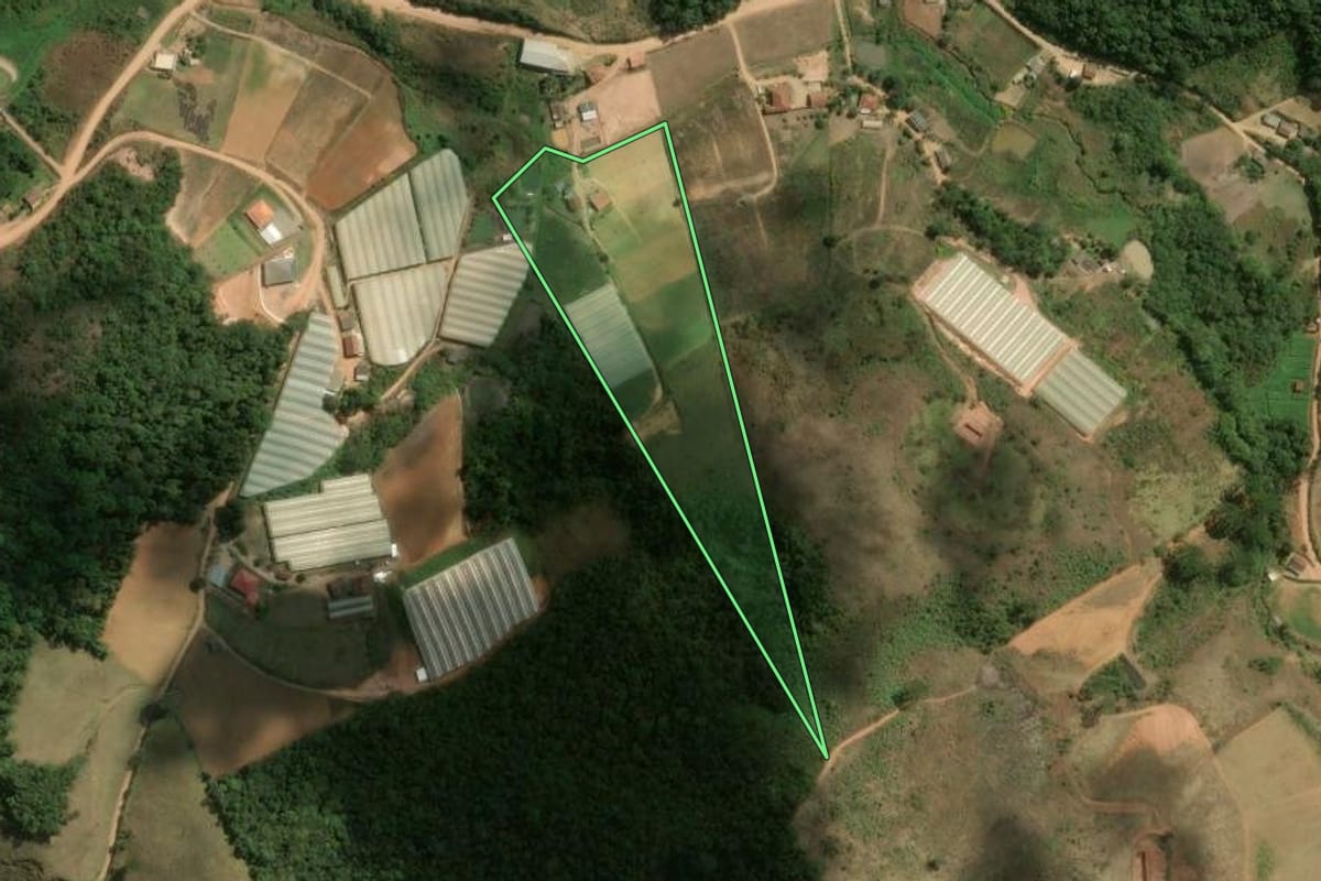 Imagem de satélite do imóvel rural em Nova Friburgo (RJ), com o contorno declarado no CAR desenhado por cima.