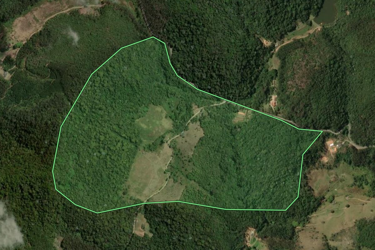 Imagem de satélite do imóvel rural em Nova Friburgo (RJ), com o contorno declarado no CAR desenhado por cima.