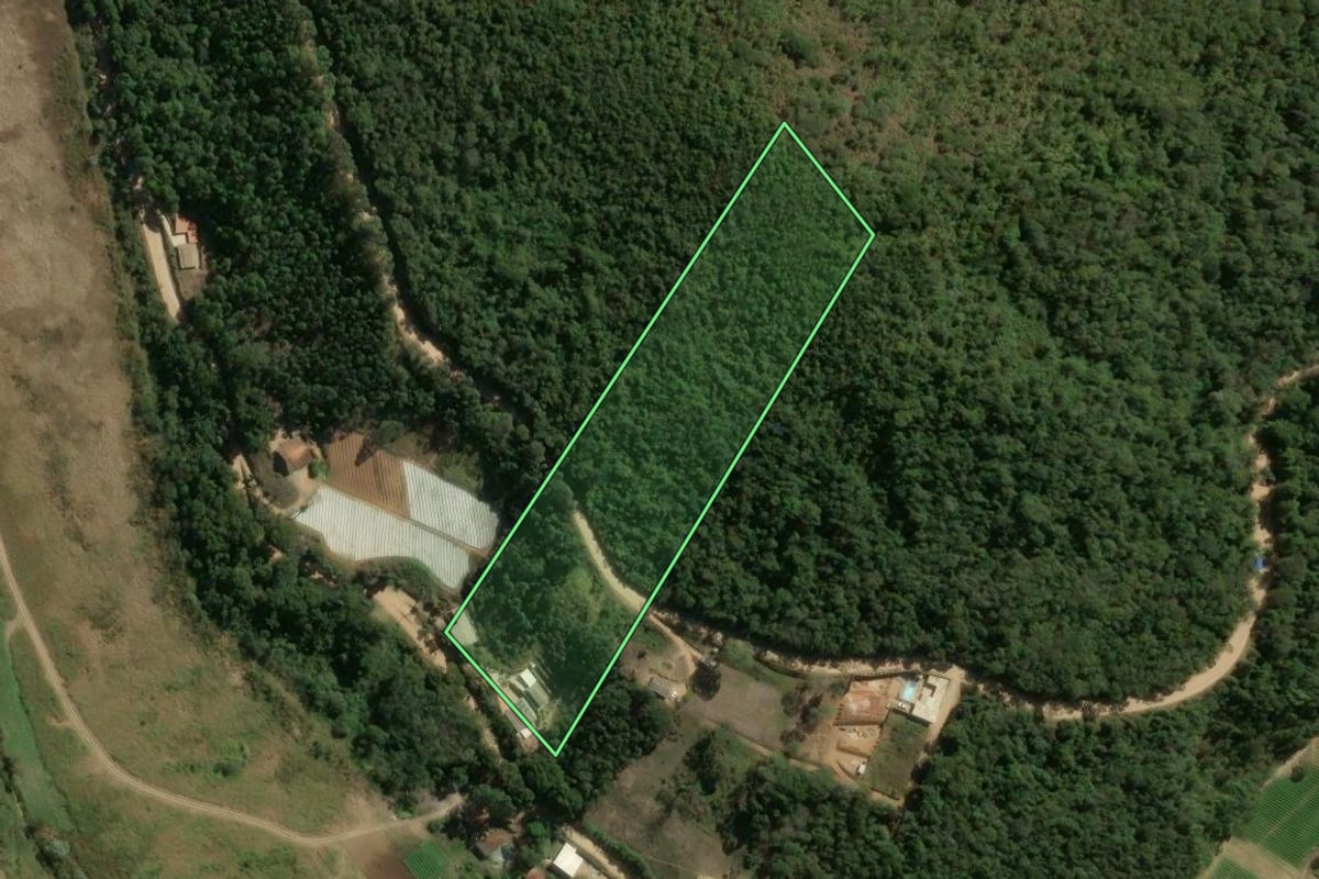 Imagem de satélite do imóvel rural em Nova Friburgo (RJ), com o contorno declarado no CAR desenhado por cima.