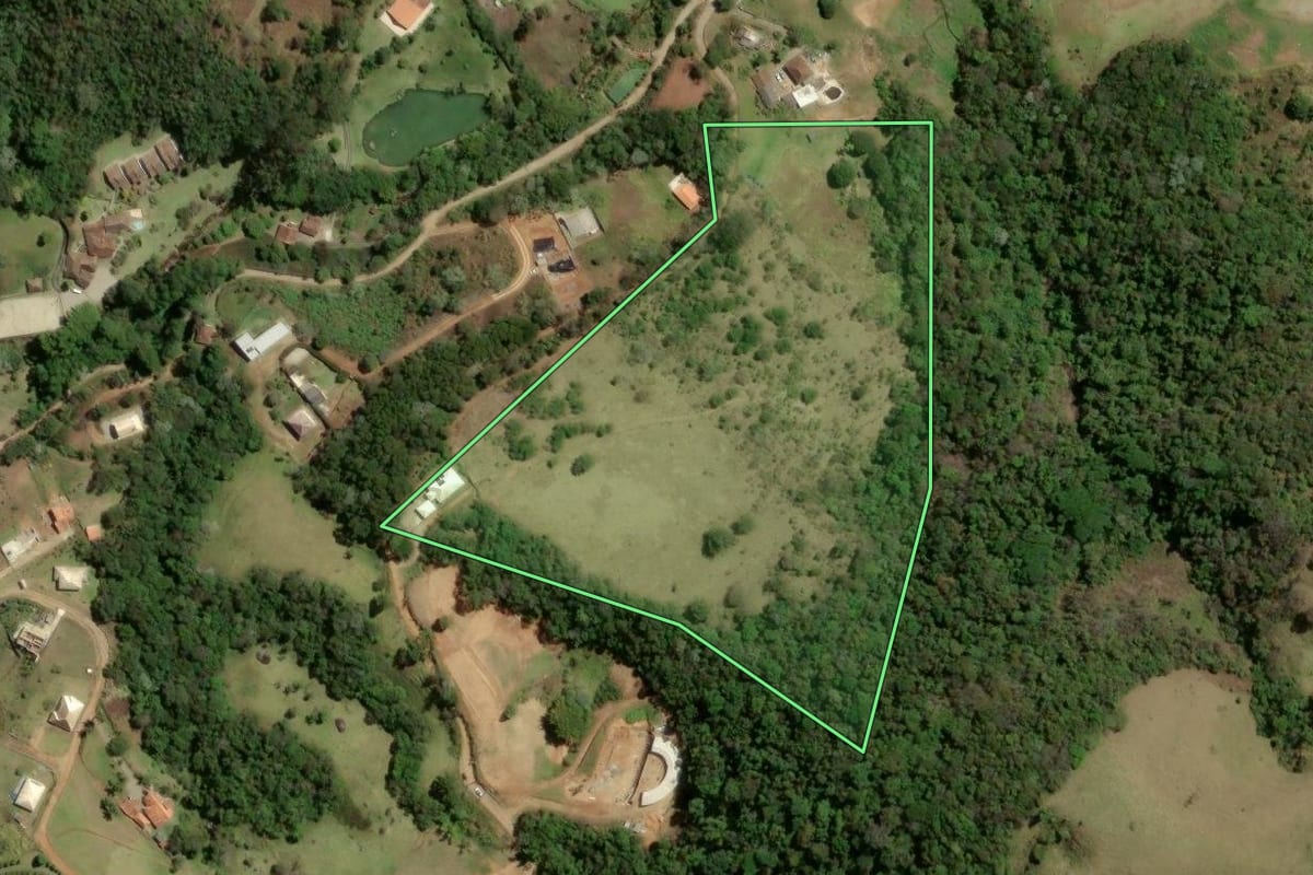 Imagem de satélite do imóvel rural em Nova Friburgo (RJ), com o contorno declarado no CAR desenhado por cima.