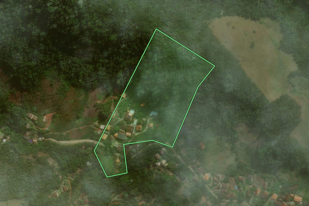 Imagem de satélite do imóvel rural em Nova Friburgo (RJ), com o contorno declarado no CAR desenhado por cima.